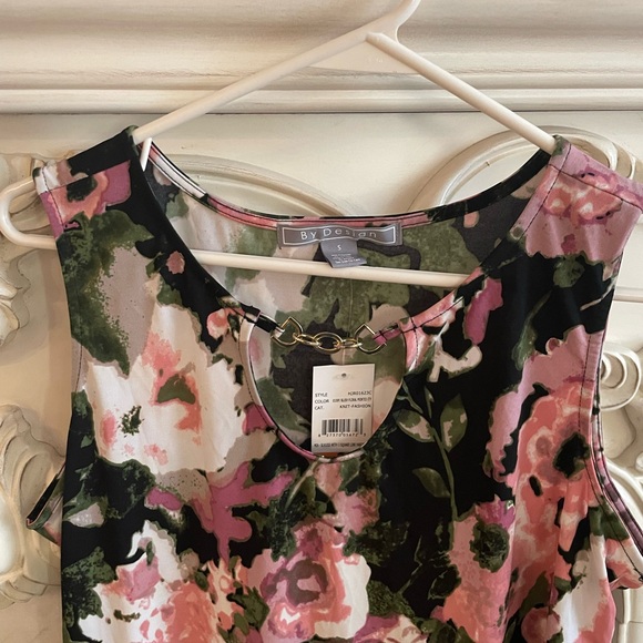 Chic Floral Sleeveless Blouse - Picture 2 of 3